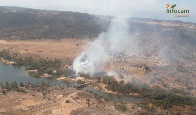 Luchan contra el fuego en el Emabalse de la Portiña (Pepino)