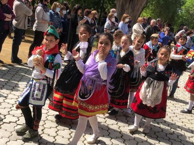 Tita García agradece a los escolares su participación en la Mondilla: 'son el futuro de la tradición'