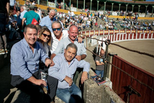 Emiliano García-Page visita la Feria de Talavera: toros y caseta