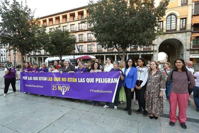 La plataforma 8M acusa a la concejala del PP de dar 'empujones y codazos'