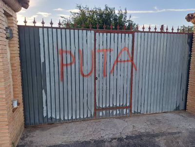 Escriben "puta" en la puerta del domicilio de una concejala de Vox