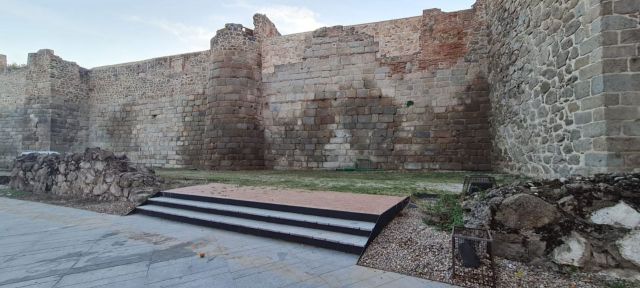 Talavera: El Ayuntamiento limpia la muralla de El Charcón