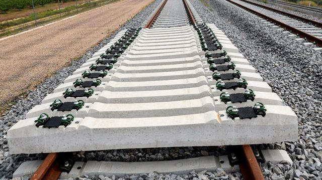 Trasladan al hospital a un hombre herido tras caer su vehículo a la vía del tren