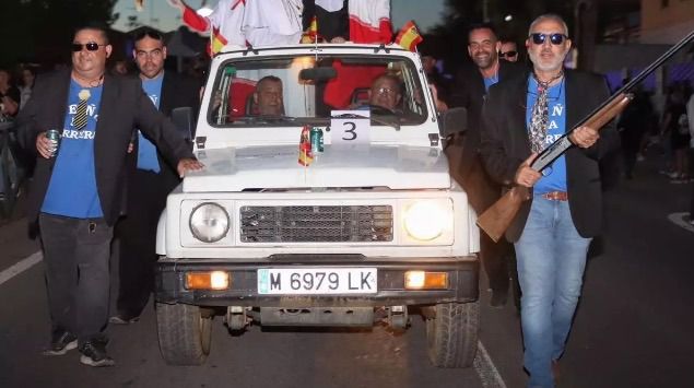 El alcalde de Pantoja con un rifle durante las fiestas del municipio / Foto: Ayuntamiento de Pantoja