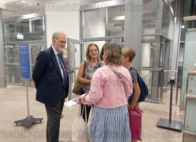 Rocío con el cónsul general y la embajadora dándoles las gracias