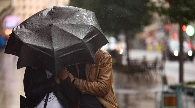 Dos personas protegiéndose de la lluvia.EDUARDO PARRA / EUROPA PRESS