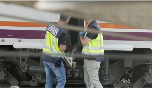 La policía junto al cadáver localizado entre dos trenes cerca de la estación de Santa Justa de Sevilla. Eduardo Briones / Foto: Europa Press