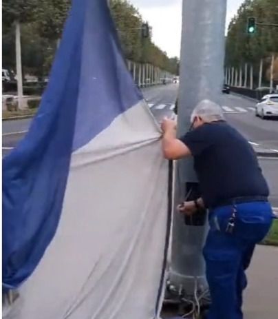 La bandera de 'quita y pon': el Ayuntamiento de Talavera vuelve a colocarla días después