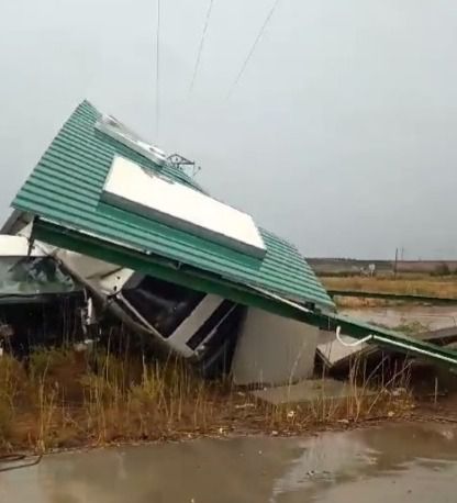 La borrasca derrumba un desguace en Los Navalmorales