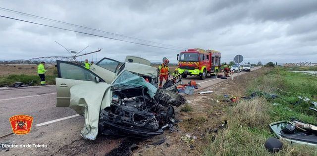 Dos heridos en un brutal choque entre un coche y un camión en Talavera