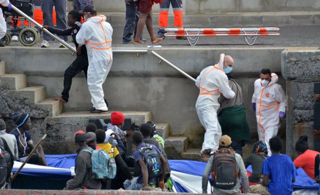 Decenas de migrantes llegan en un cayuco, a 26 de octubre de 2023, en El Hierro, Santa Cruz de Tenerife, Tenerife, Canarias (España)