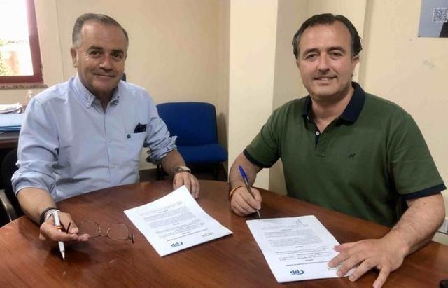 Gregorio y Moreno firmando el acuerdo del pacto de Gobierno