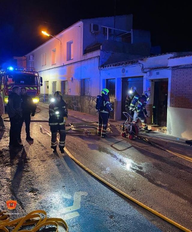 Tres afectados por inhalación de humo tras un incendio en una vivienda