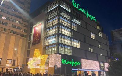 Vídeo: El Corte Inglés ilumina Talavera con una estrella dorada gigante