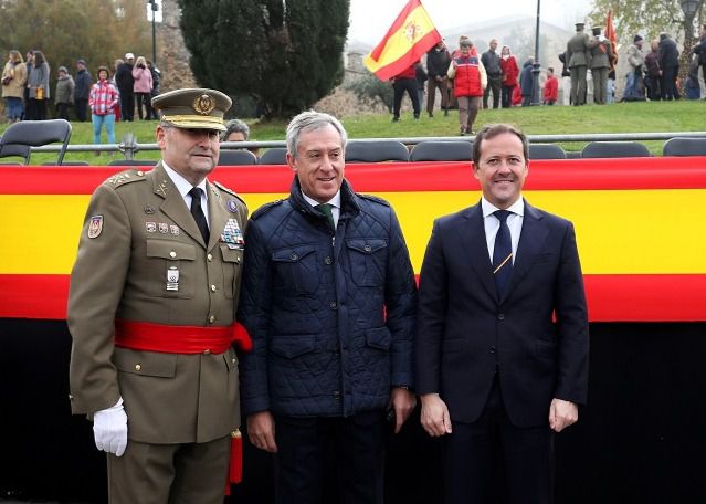 Eurocaja Rural asiste al homenaje e izado de la bandera de España