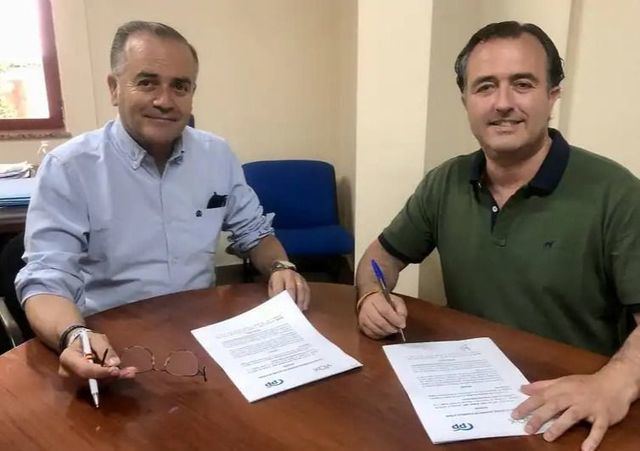 David Moreno, de Vox, y José Julián Gregorio, del PP, firmando el pacto de Gobierno 