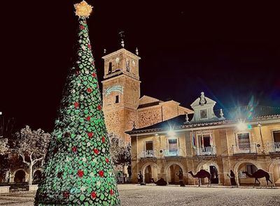 El increíble árbol de Navidad hecho a ganchillo que ilumina Alcaudete de la Jara