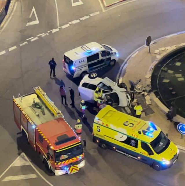 Impactante accidente en Talavera: Un vehículo choca contra una rotonda y vuelca