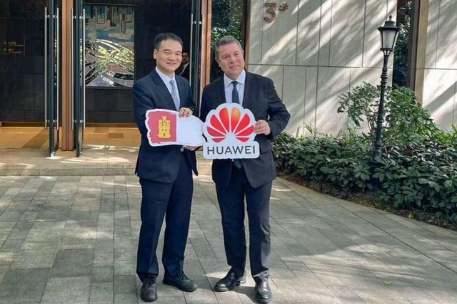 Page muestra su confianza en poder concretar inversiones de Huawei 'a medio plazo' en Castilla-La Mancha