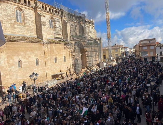 Miles de personas recorren las calles de Yepes para salvar su Colegiata del siglo XVI