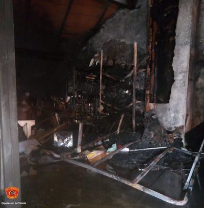 Un incendio calcina una vivienda en Hinojosa de San Vicente