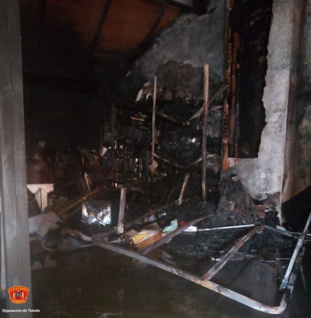 Un incendio calcina una vivienda en Hinojosa de San Vicente