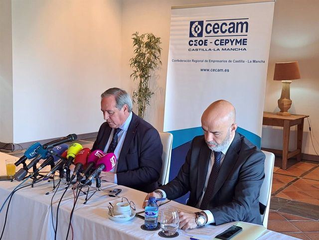 El presidente de Cecam, Ángel Nicolás, durante un desayuno informativo con medios de comunicación en Toledo. - CECAM