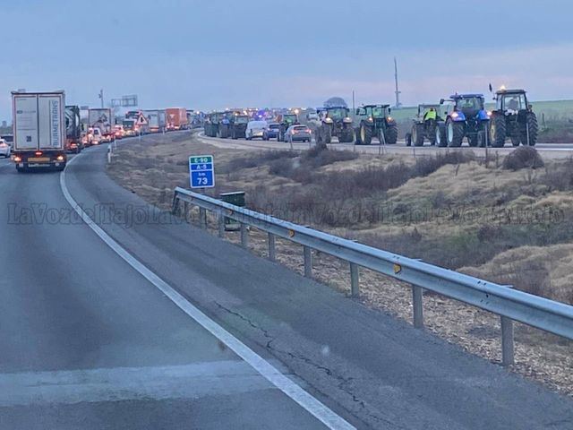 (Vídeo) Importantes atascos y cortes de carreteras en Toledo y Talavera