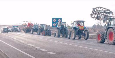 Protestas: 500 tractores cortan la A-43 rumbo a Manzanares