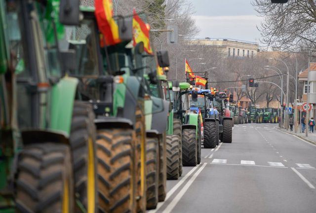 Unos 200 tractores colapsan las calles de Ciudad Real en defensa del sector agropecuario - EUSEBIO GARCÍA DEL CASTILLO