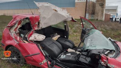 Impactante accidente entre un coche y un tráiler en Torrijos