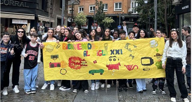 Los alumnos del colegio Juan Ramón Jiménez celebran el carnaval por las calles de Talavera