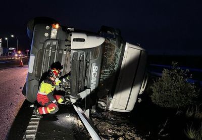 El camionero herido en el accidente de la A-5 ha sido trasladado en UVI al hospital