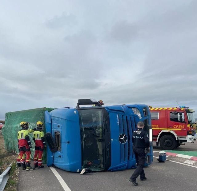 Aparatoso accidente de un camión en Talavera de la Reina