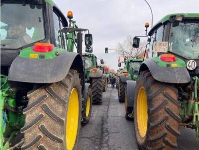 Nueva tractorada y reparto de alimentos de los agricultores y ganaderos