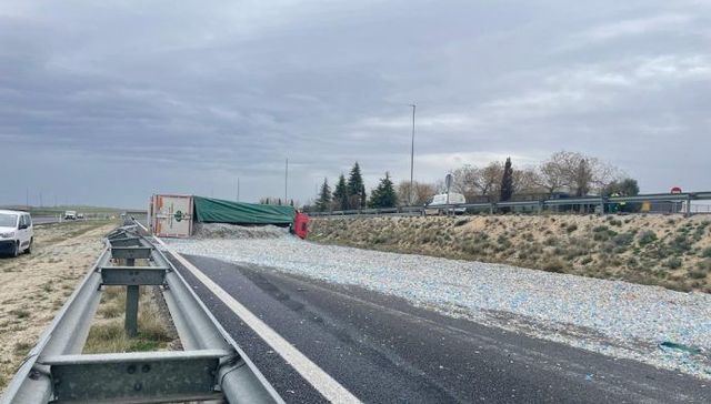 Hospitalizado un camionero de 24 años tras volcar en un pueblo de Toledo