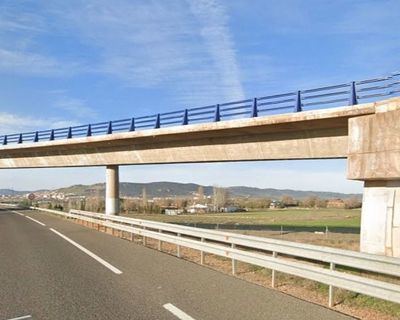 La Guardia Civil rescata a una joven que amenazaba con precipitarse desde un puente