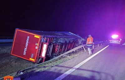 Un camión que transportaba aceite vuelca en la A-5