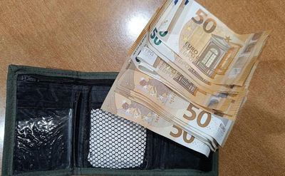 Encuentra una cartera con 860 euros y se la devuelve a su dueño