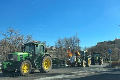 Una 'tractorada' llena de reivindicaciones vuelve a tomar el centro de Toledo