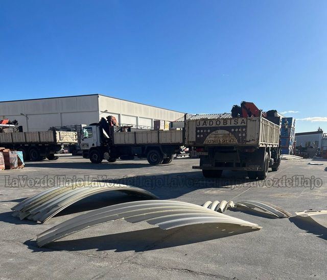 Las fuertes rachas de viento levantan la cubierta de una nave de Torrehierro