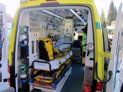 Un trabajador de 56 años herido tras caerle encima una jaula metálica