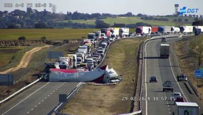 Aparatoso vuelco de un tráiler en la A-5, cerca de Talavera