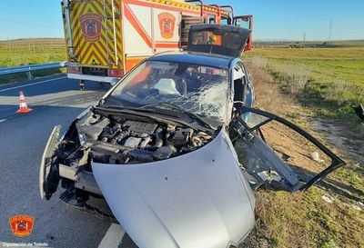 Tres heridos en una colisión frontal en un pueblo de Toledo