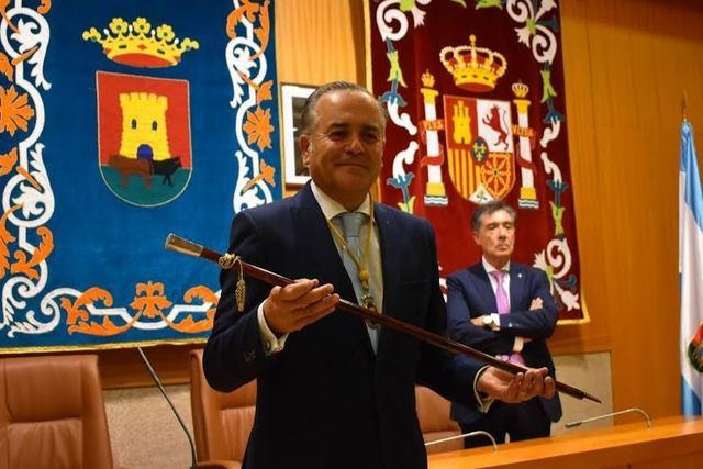 José Julián Gregorio con el bastón de mando del Ayuntamiento de Talavera