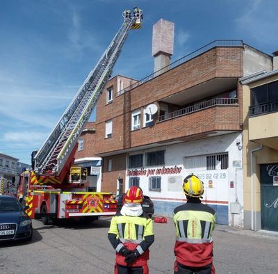 El viento desprende la chapa de una nave industrial de Talavera de la Reina