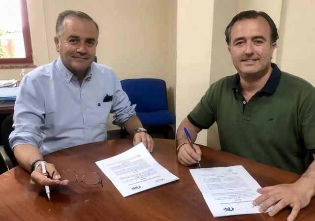 David Moreno (Vox) y José Julián Gregorio (PP) durante la firma del acuerdo de Gobierno