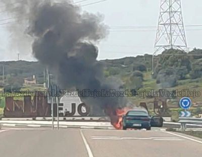 ¡Impactante! Las llamas devoran un coche en un pueblo de la comarca de Talavera (Toledo)