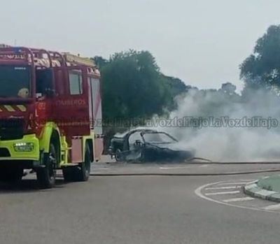 Así ha sido el brutal incendio de un coche en Mejorada (Toledo)