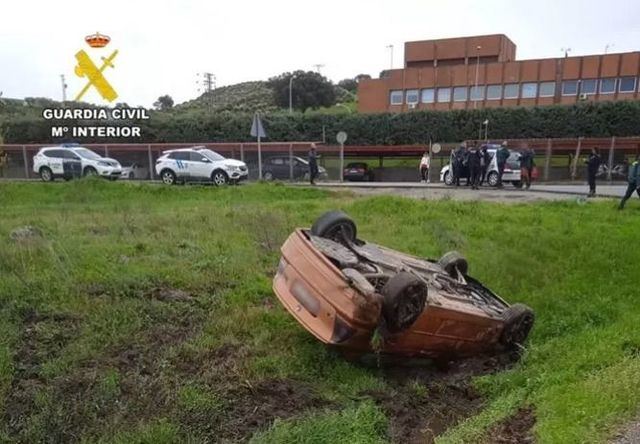 Estado del vehículo tras la detencción de tres varones por robo 